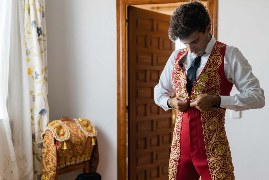 Torero vistiéndose